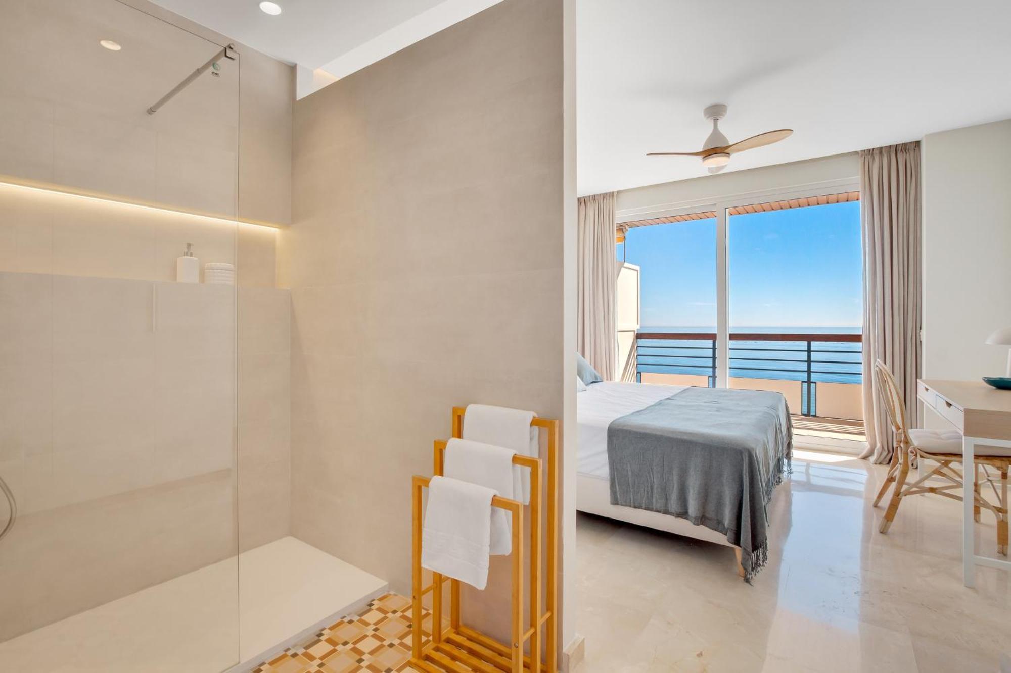 Santa Clara Modern & Exclusive Seafront Apartment Τορρεμολίνος Εξωτερικό φωτογραφία